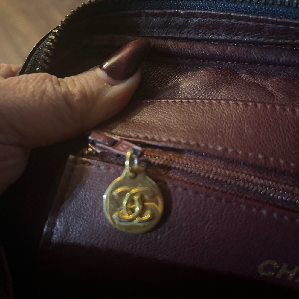 CHANEL Black Quilted Leather Shoulder Bag with Gold Chain - Picture 6 of 13